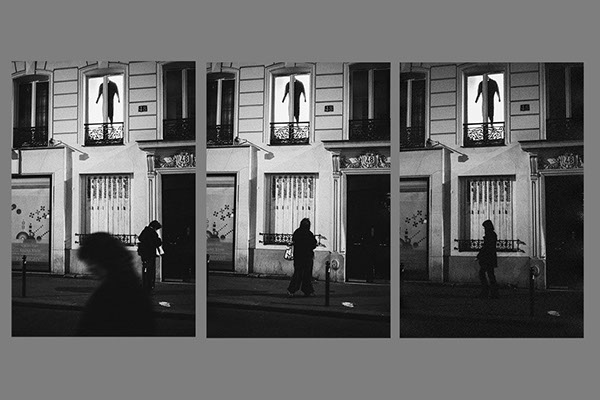 Photographie d'une femme regardant à une fenêtre une silhouette à la fenêtre
