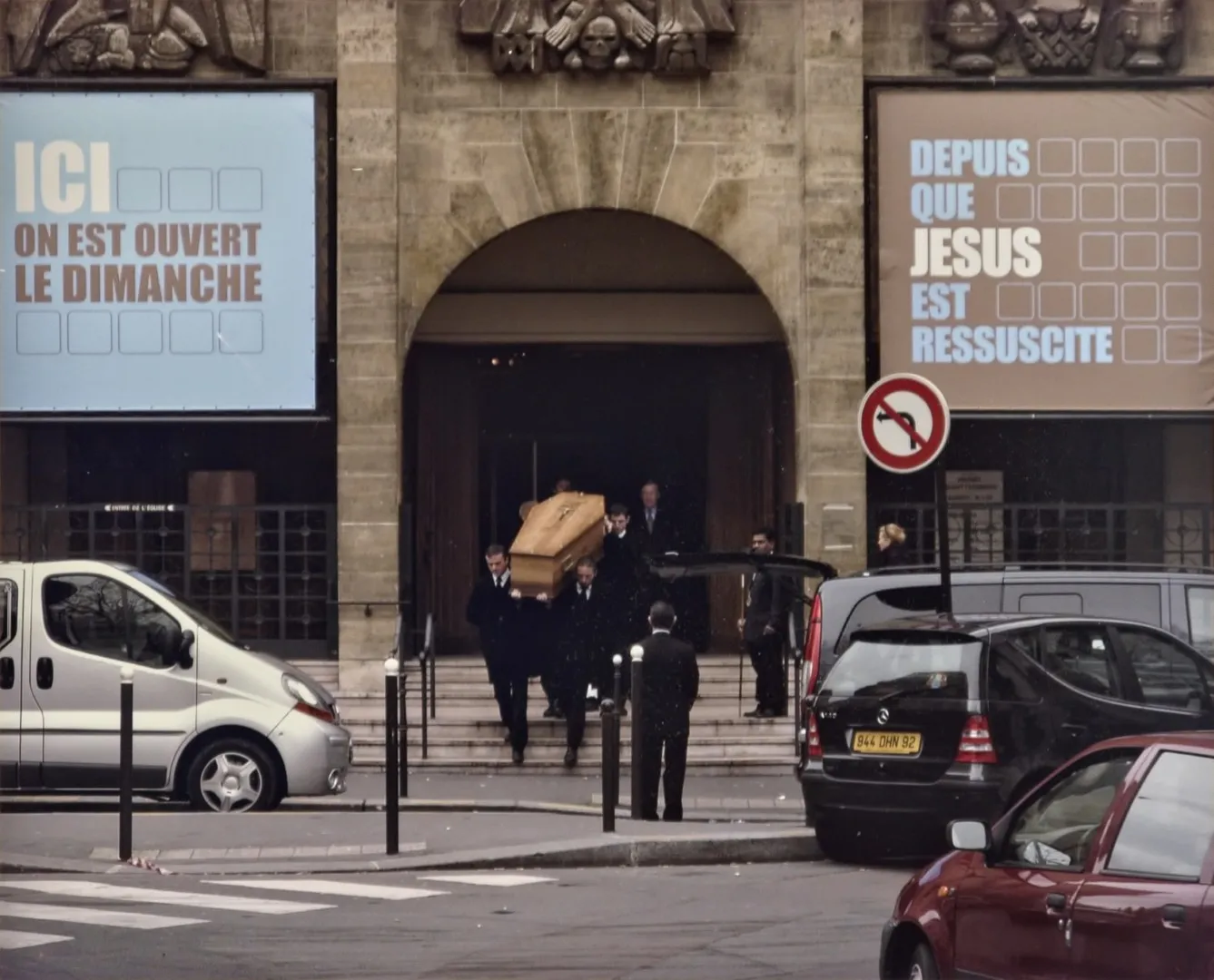 Ici on est ouvert le dimanche depuis que Jésus est ressuscité