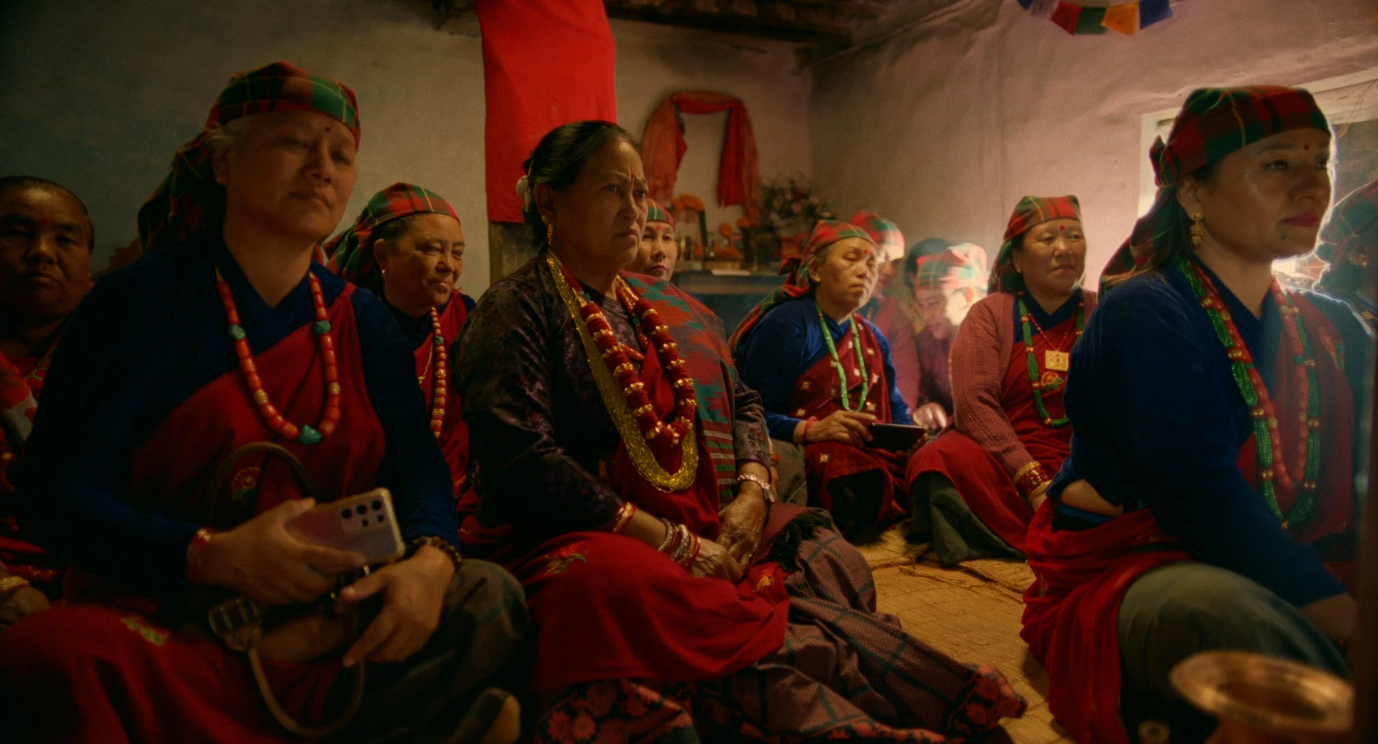 Au centre la belle mère Kabita Ale